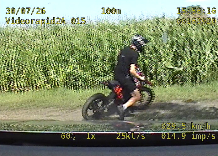 Motocyklista poszukiwany przez policję. Rozpoznajesz go?