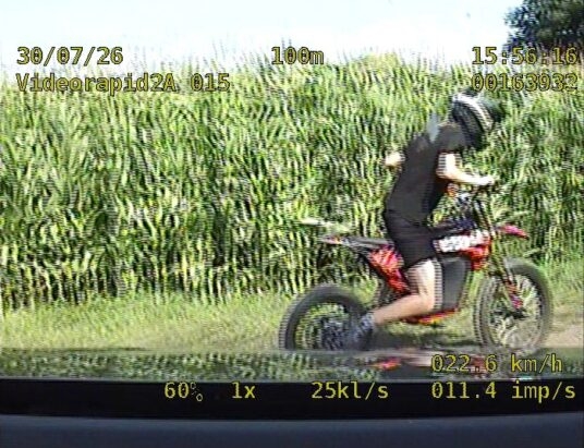 Motocyklista poszukiwany przez policję. Rozpoznajesz go?