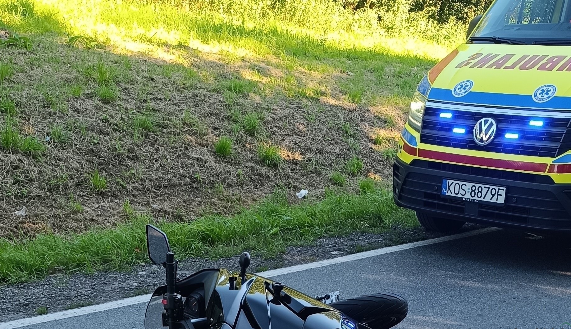 Potrącony w trakcie wyprzedzania. Motocyklista ze złamaną nogą