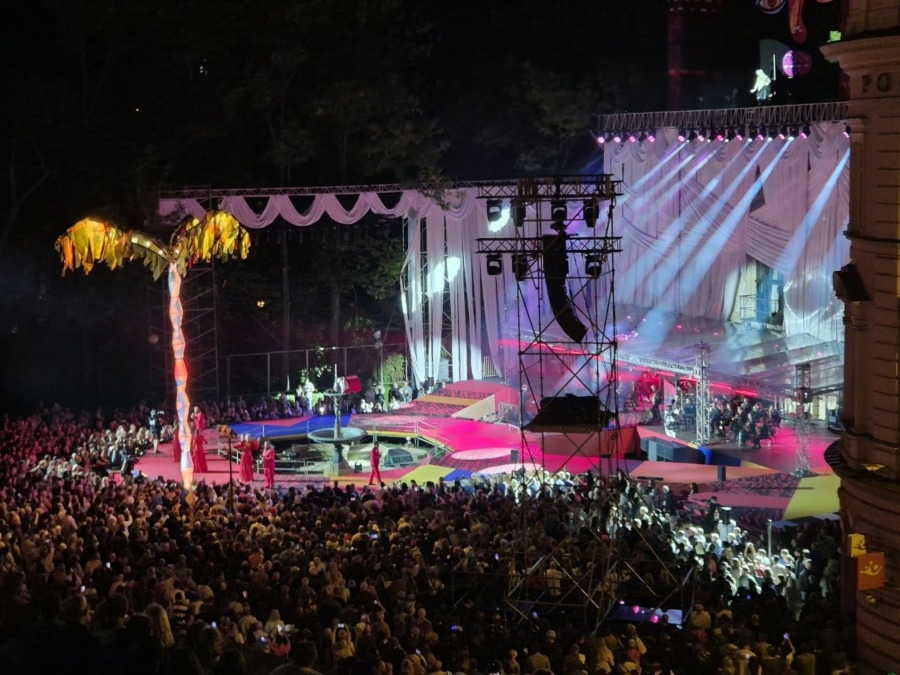 Polskie rockowe hity zabrzmiały z okna Teatru Polskiego. Tłum śpiewał i domagał się bisów