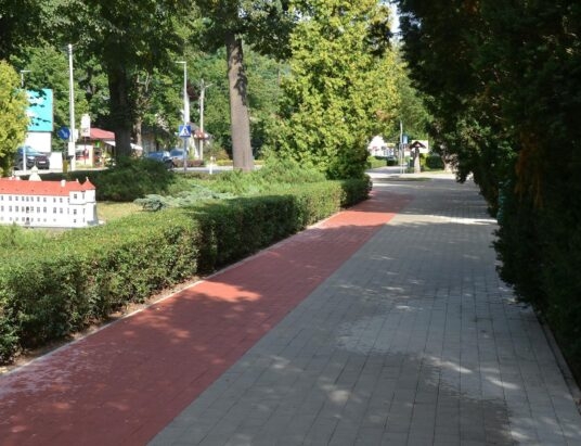 Przebudowali chodnik i ścieżkę rowerową przed suskim magistratem