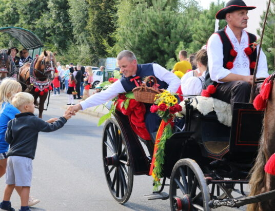 Skoczów w rytmie dożynek. Barwny korowód przyciągnął mieszkańców | FOTO, WIDEO