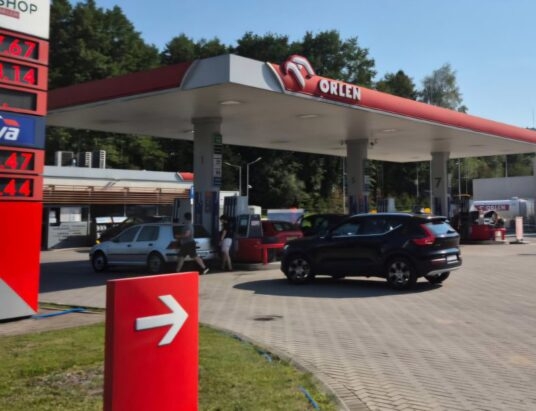 Ukradli paliwo do baniaków. Za kółkiem poszukiwany mężczyzna z zakazem kierowania