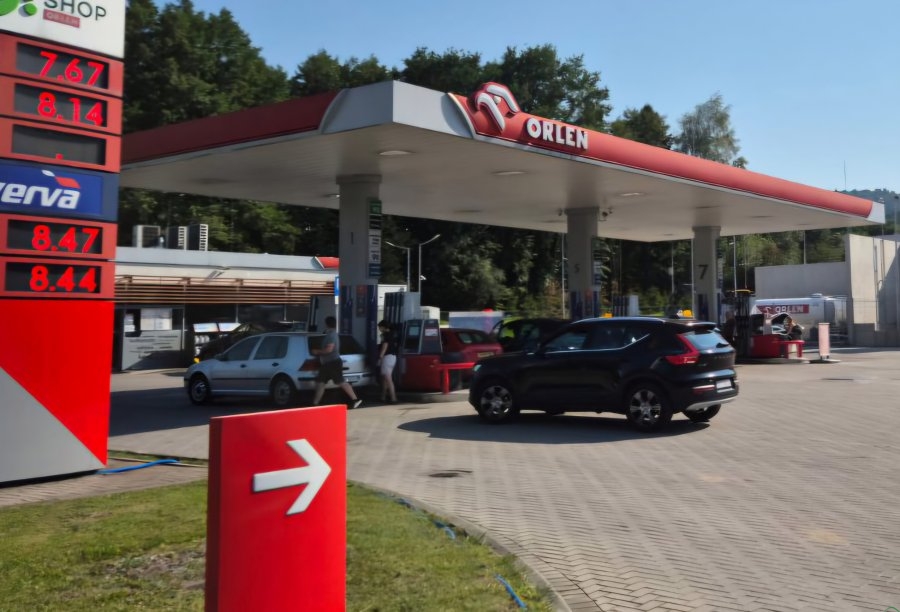 Ukradli paliwo do baniaków. Za kółkiem poszukiwany mężczyzna i z zakazem