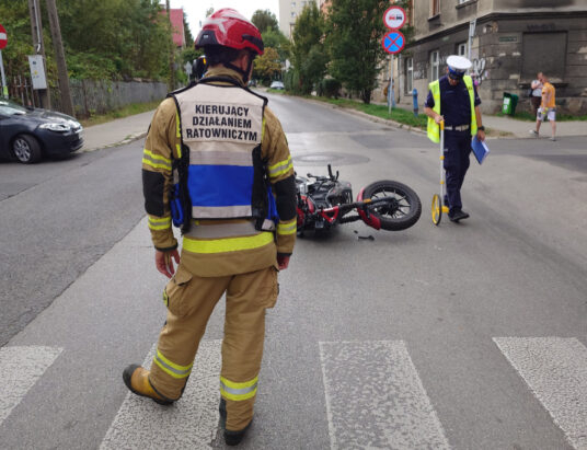 Zdarzenie jednośladu z samochodem osobowym. Motocyklistę zabrano do szpitala