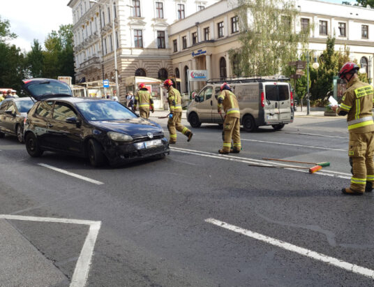 Zderzenie dwóch aut w centrum miasta