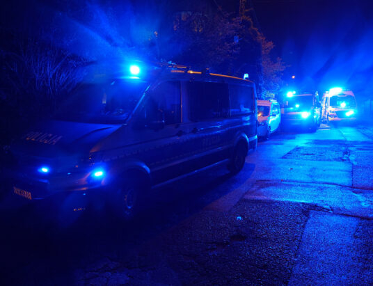 Nieprzytomnego mężczyznę zauważył taksówkarz. Reanimację rozpoczęli policjanci