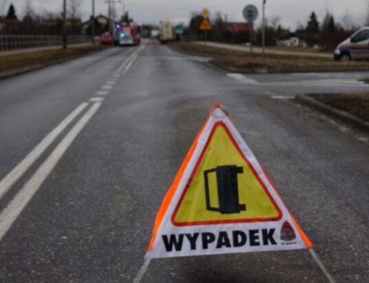 Zderzenie autobusu z osobówką na DK81. Autobusem podróżowało 25 dzieci