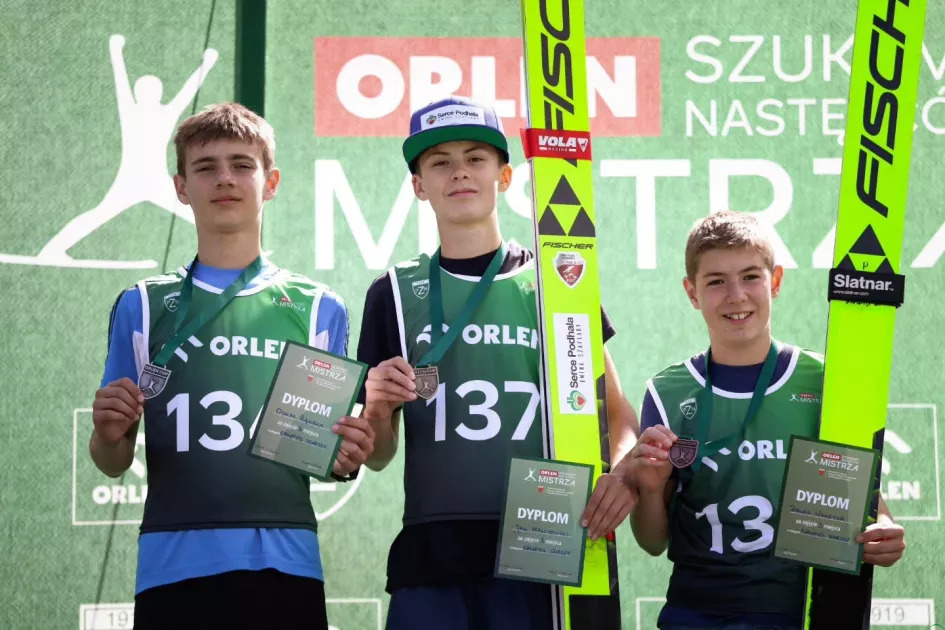 Dawid Włodyka na podium zawodów z cyklu Orlen Cup w Szczyrku