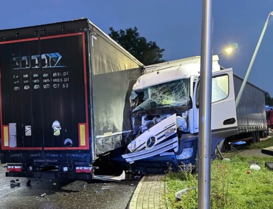 Zderzenie dwóch ciężarówek w Cieszynie. Ruch wahadłowy, kierowcy stoją w korkach | FOTO, WIDEO
