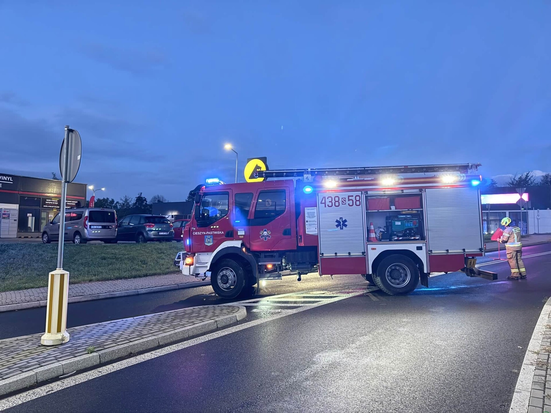 Zderzenie dwóch ciężarówek w Cieszynie. Ruch wahadłowy, kierowcy stoją w korkach | FOTO, WIDEO