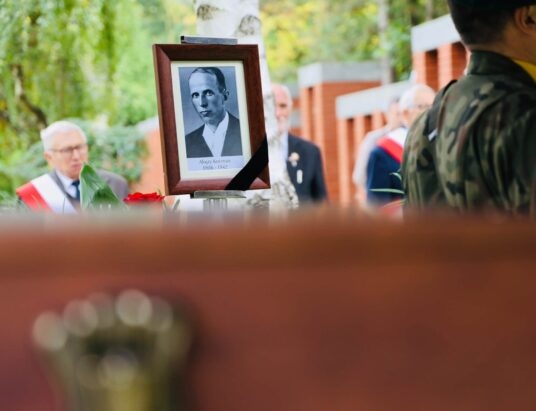 Po 84 latach spoczął z honorami. Pożegnali Alojzego Kocmana | FOTO
