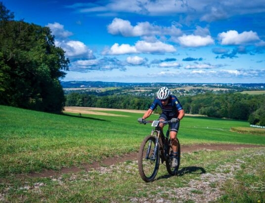 Sportowa rywalizacja w Dzięgielowie. Rowerzyści ścigali się po malowniczych trasach