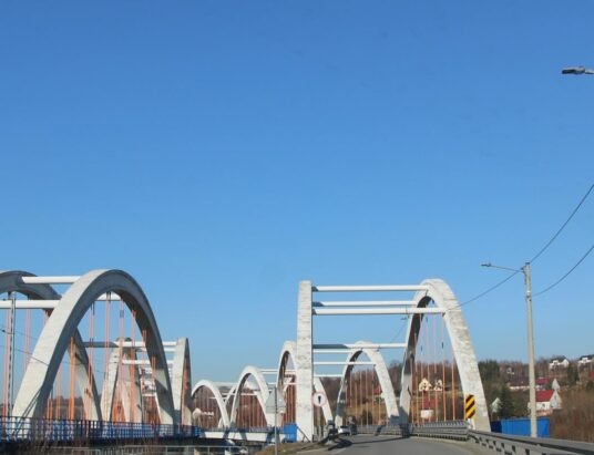 Niesforne latarnie w gminie Stryszów. Tu za późno, tam za wcześnie