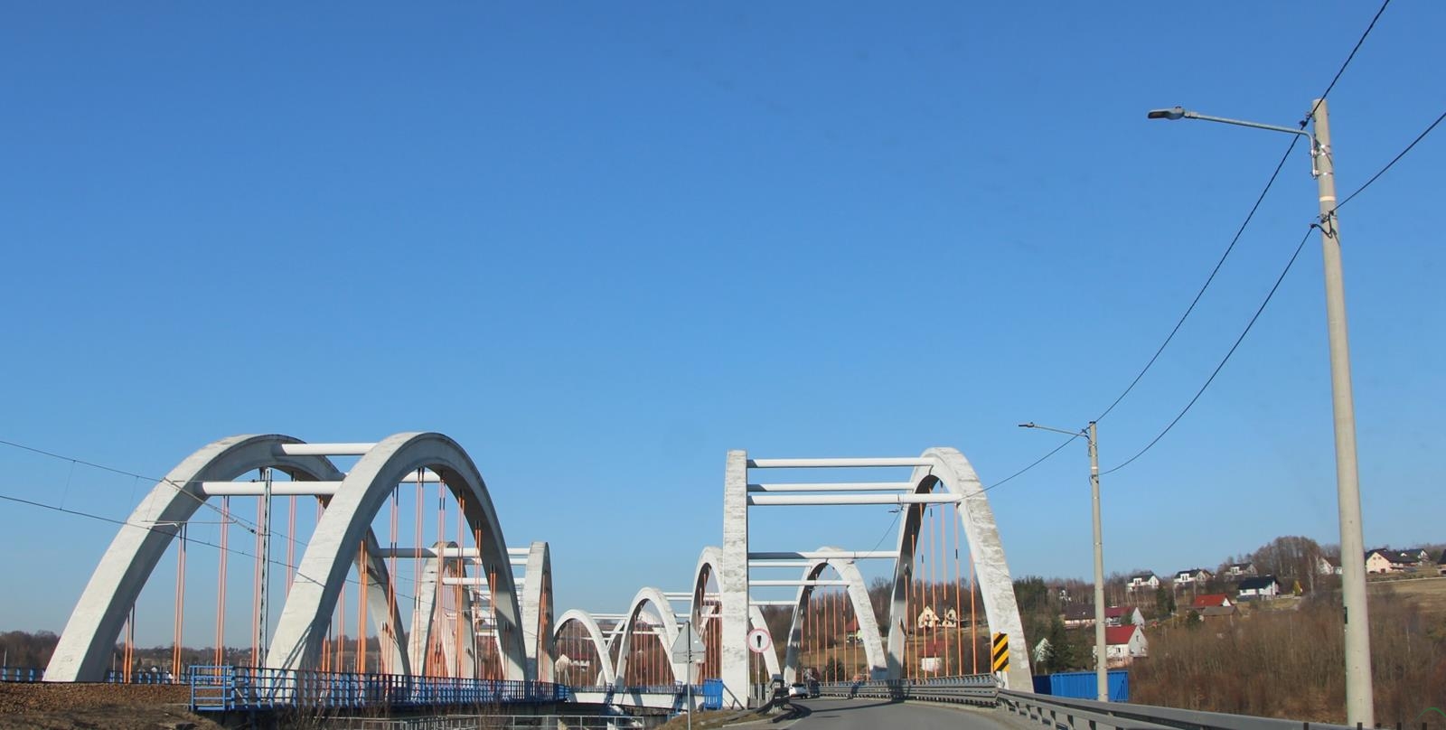 Niesforne latarnie w gminie Stryszów. Tu za późno, tam za wcześnie