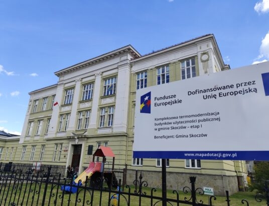 Po roku remontu uczniowie wrócili do „Jedynki” w Skoczowie. Szkoła zyskała nowe oblicze i Zielony Zakątek u Morcinka | ZDJĘCIA