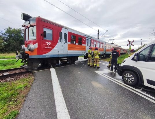 Spółki PKP PLK i Polregio o zderzeniu busa z pociągiem w Andrychowie | WIDEO, ZDJĘCIA