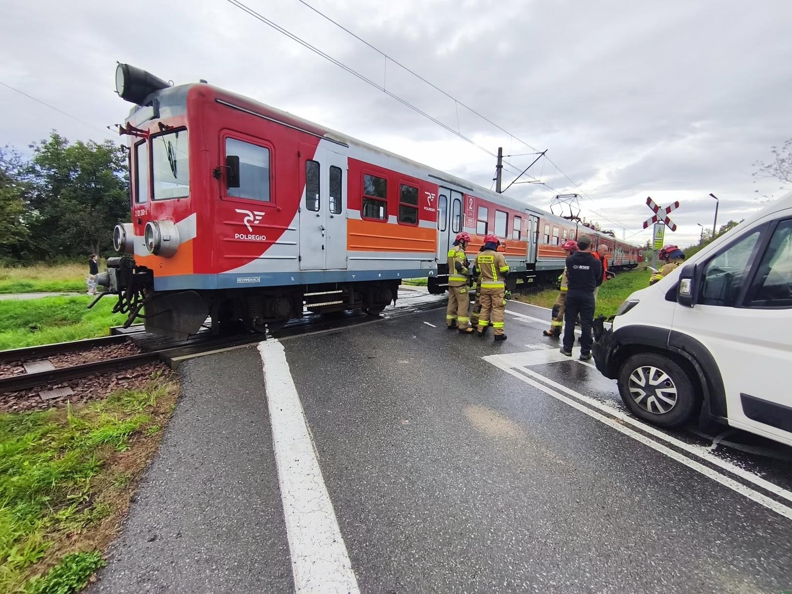 Spółki PKP PLK i Polregio o zderzeniu busa z pociągiem w Andrychowie – WIDEO, ZDJĘCIA