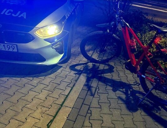 Mocno pijany rowerzysta jechał po chodniku