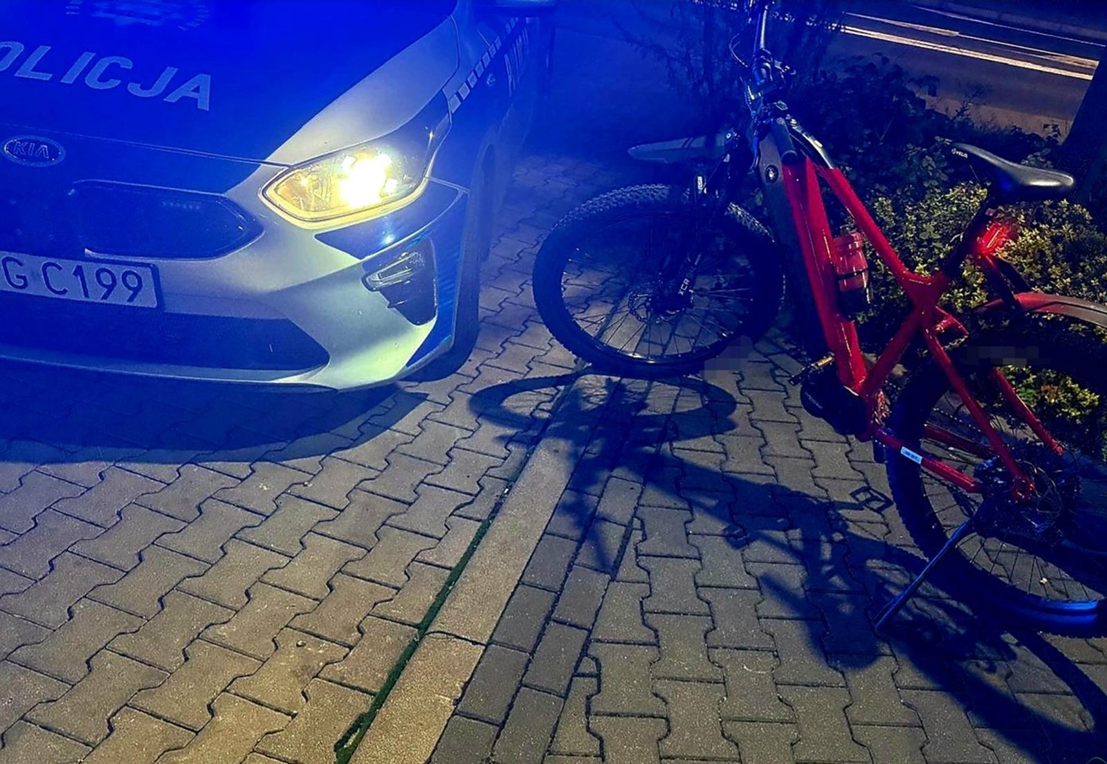 Mocno pijany rowerzysta jechał po chodniku