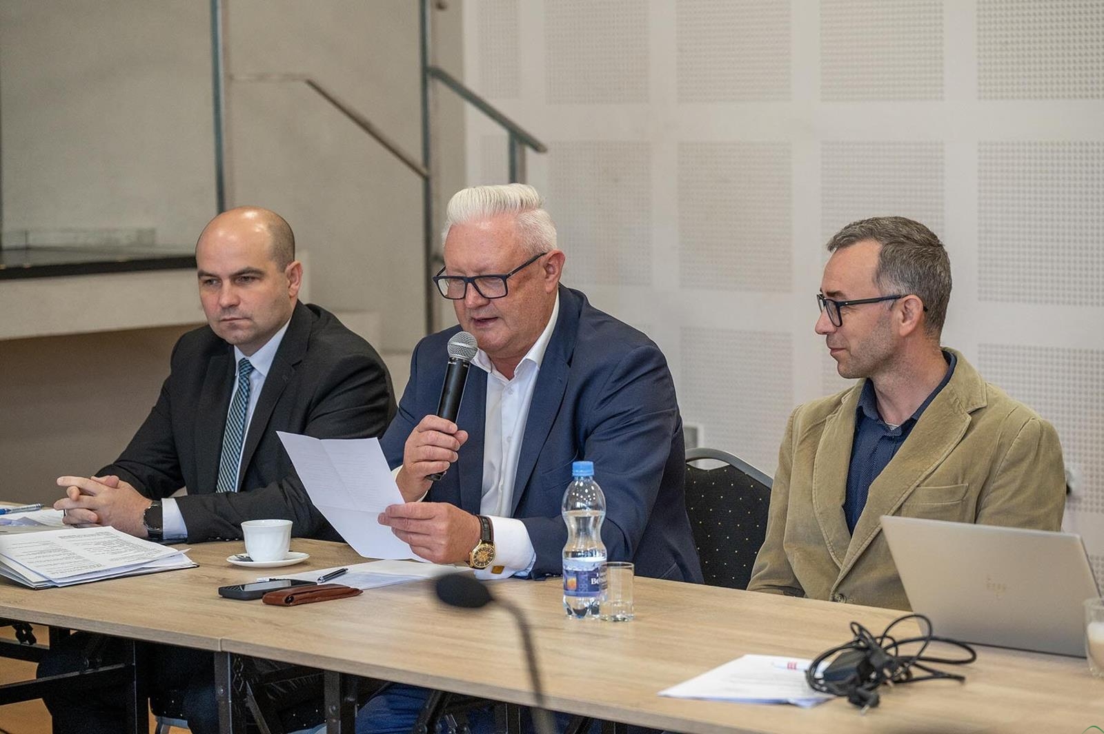 Czy przez cały czas zagrożone są dwa oddziały w szpitalu w Wadowicach?
