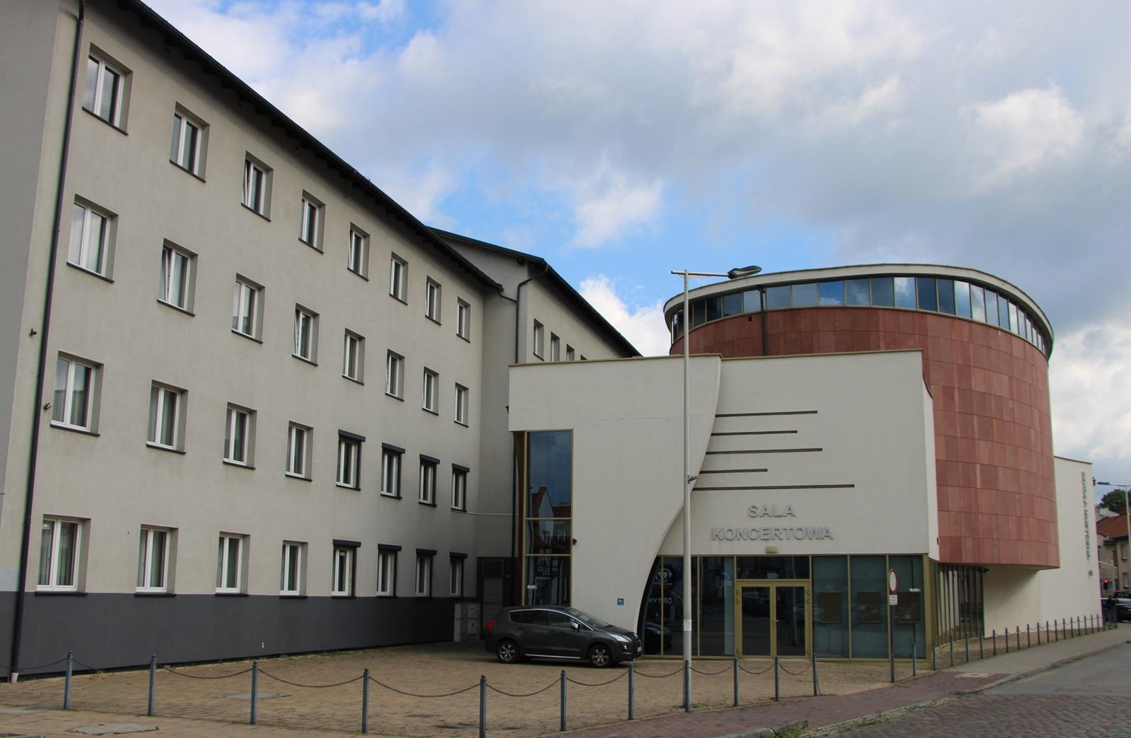 Odszkodowanie dla zwolnionych pracowników szkoły muzycznej