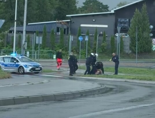 Nagi i pobudzony wskakiwał na jadące auta. Policjanci musieli użyć tasera