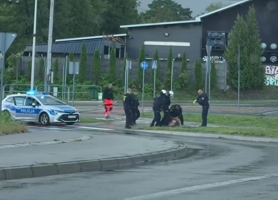 Nagi i pobudzony wskakiwał na jadące auta. Policjanci musieli użyć tasera