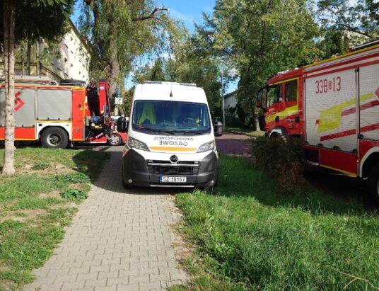 Wyciek gazu budynku wielorodzinnym. W mieszkaniu włączył się czujnik