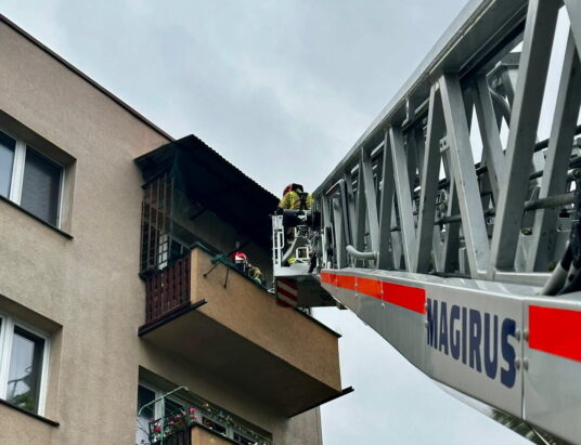 Pożar na balkonie. Przyczyną niedopałek?