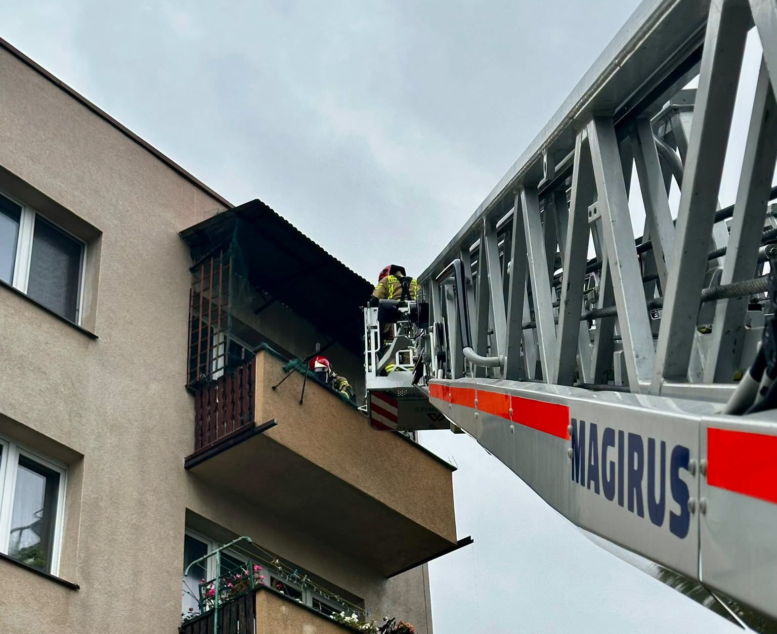 Pożar na balkonie. Przyczyną niedopałek?
