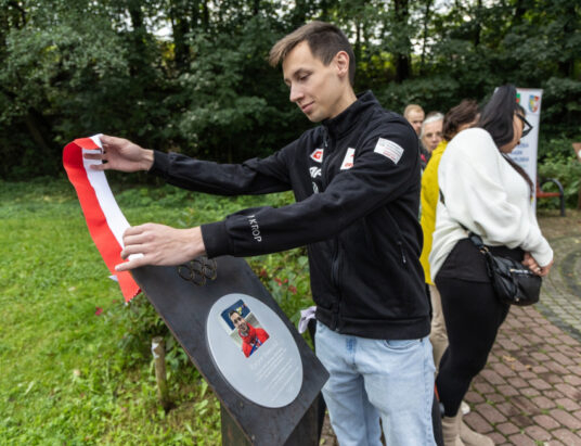 Skoczek w Galerii Olimpijczyków. Kacper Tomasiak odsłonił swoją tablicę