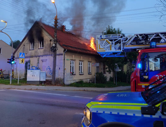 Z ostatniej chwili: Pożar w budynku wielorodzinnym. Ogień przez okno wyszedł na dach | ZDJĘCIA