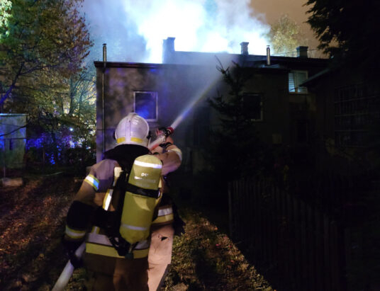 Nocny pożar poddasza, łuna widoczna z daleka! Trudna akcja gaśnicza | ZDJĘCIA