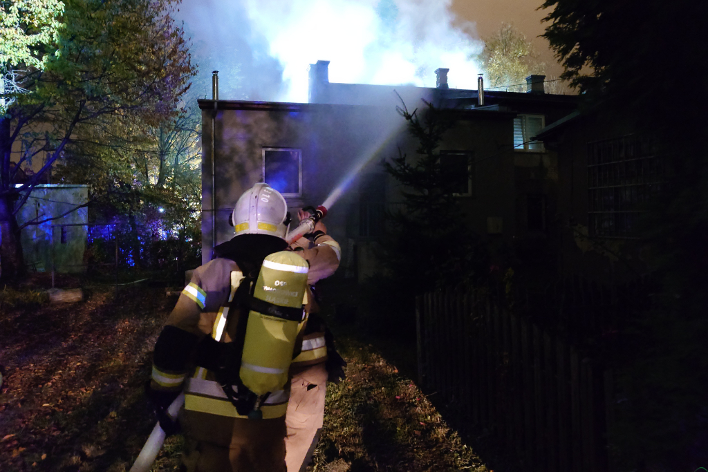 Nocny pożar poddasza, łuna widoczna z daleka! Trudna akcja gaśnicza