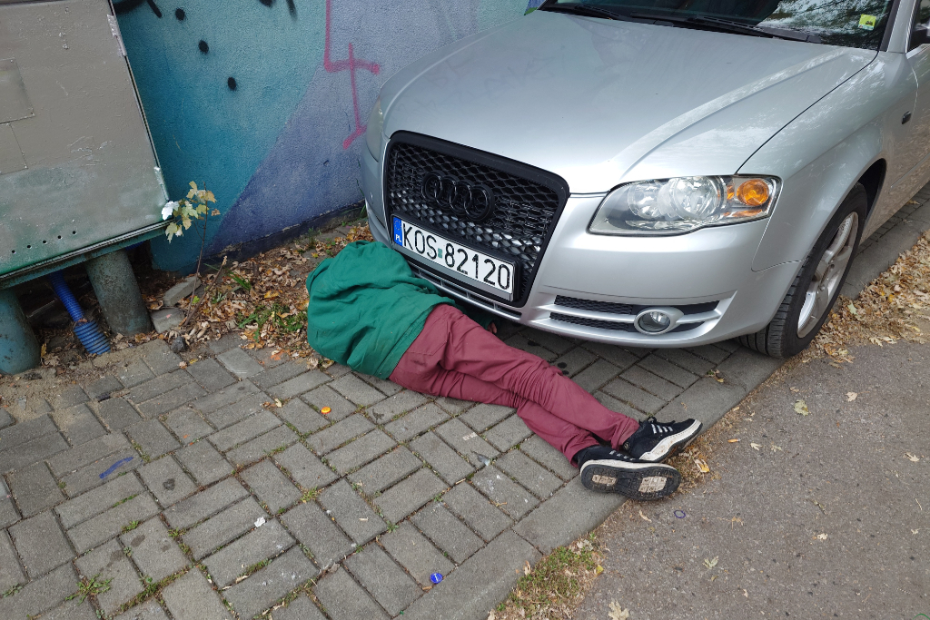 Mural ważniejszy od leżącego człowieka? Nie wszyscy byli obojętni! | ZDJĘCIA