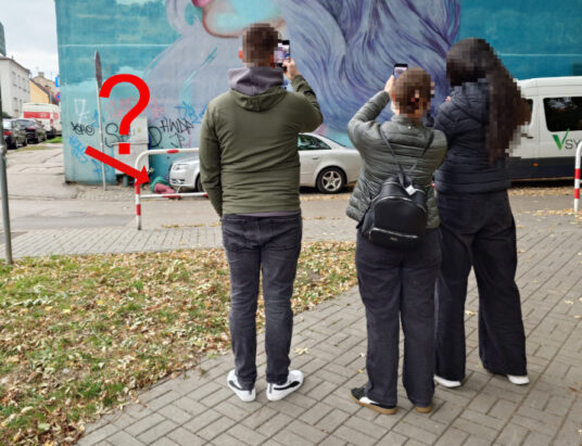 Mural ważniejszy od leżącego człowieka? Nie wszyscy byli obojętni | ZDJĘCIA