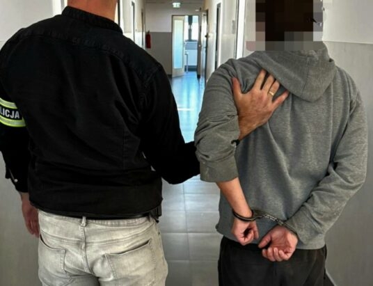 Dwóch poszukiwanych zatrzymanych w Wadowicach. Jeden miał przy sobie narkotyki