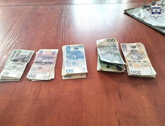 Znaleźli portfel z dużą sumą pieniędzy. Nie mieli wątpliwości, co zrobić