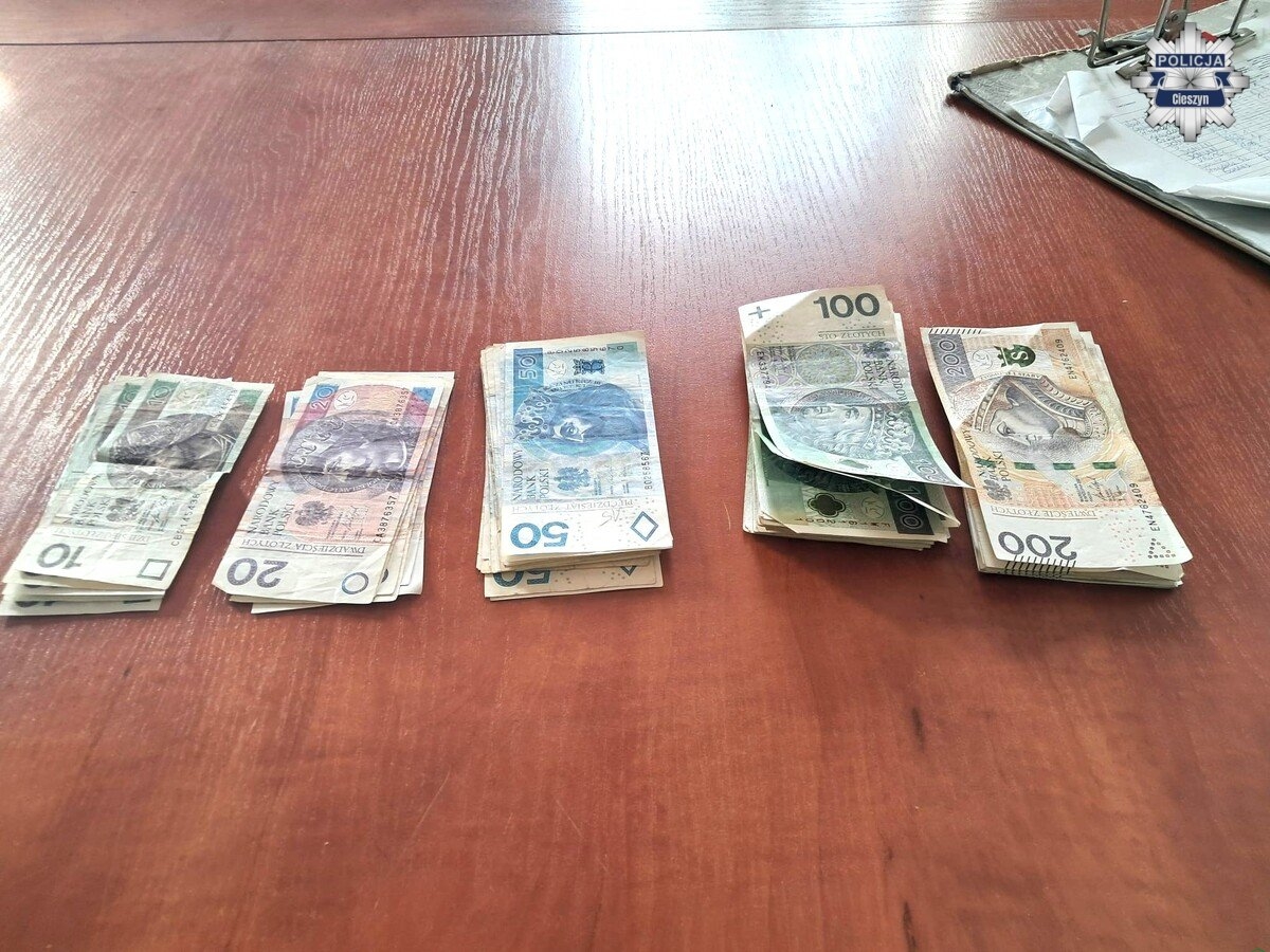 Znaleźli portfel z dużą sumą pieniędzy. Nie mieli wątpliwości, co zrobić