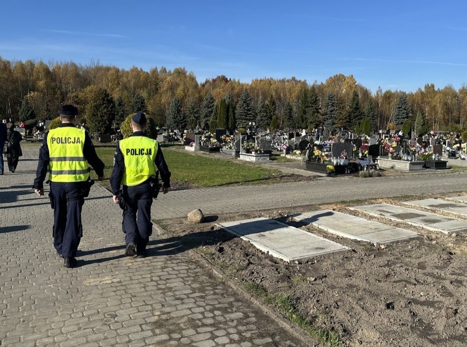 Znicze, korki i objazdy. Cieszyńska policja apeluje o ostrożność