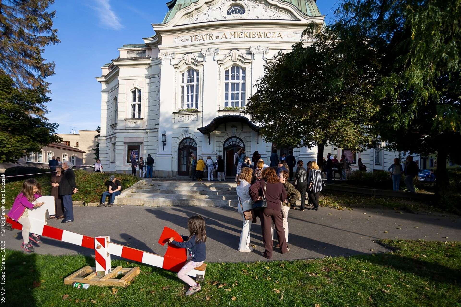 Teatry łamią szlabany