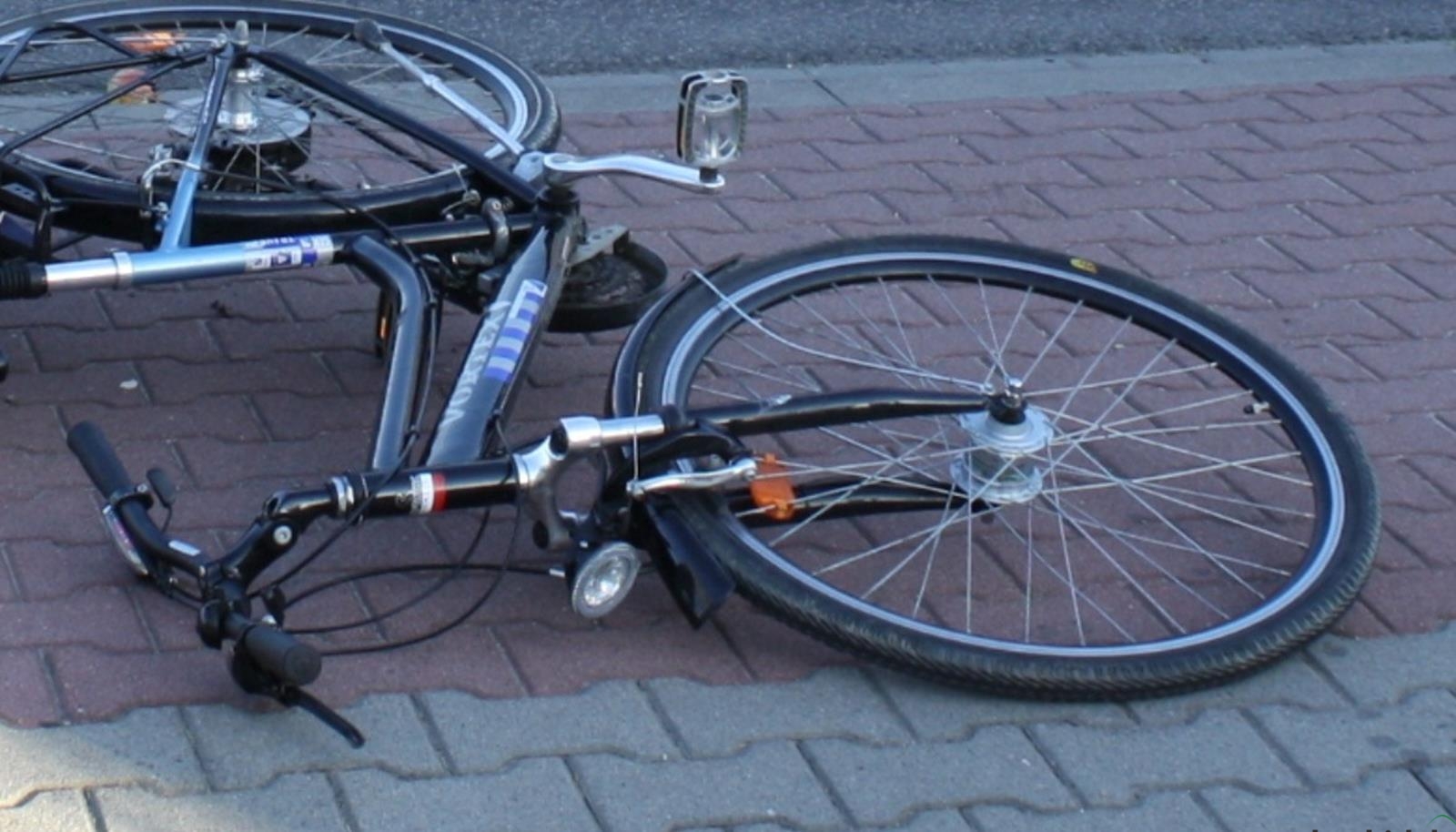 Nieszczęśliwy upadek rowerzystki