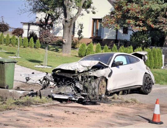 Wyprzedzał na zakręcie i rozbił BMW