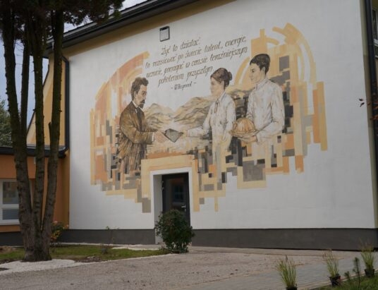 Nowy mural w Wiśle. Władysław Reymont w towarzystwie młodego pokolenia