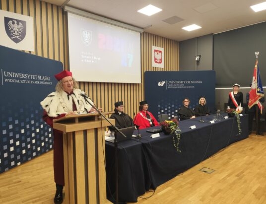 Rektor Ryszard Koziołek: Czy ogłosiliśmy już przegraną z maszynami? Inauguracja roku akademickiego w cieszyńskim UŚ | ZDJĘCIA