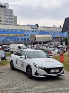 Taxi Stela Cieszyn przy parkingu Szpitala Śląskiego i wejściu głównym do szpitala.