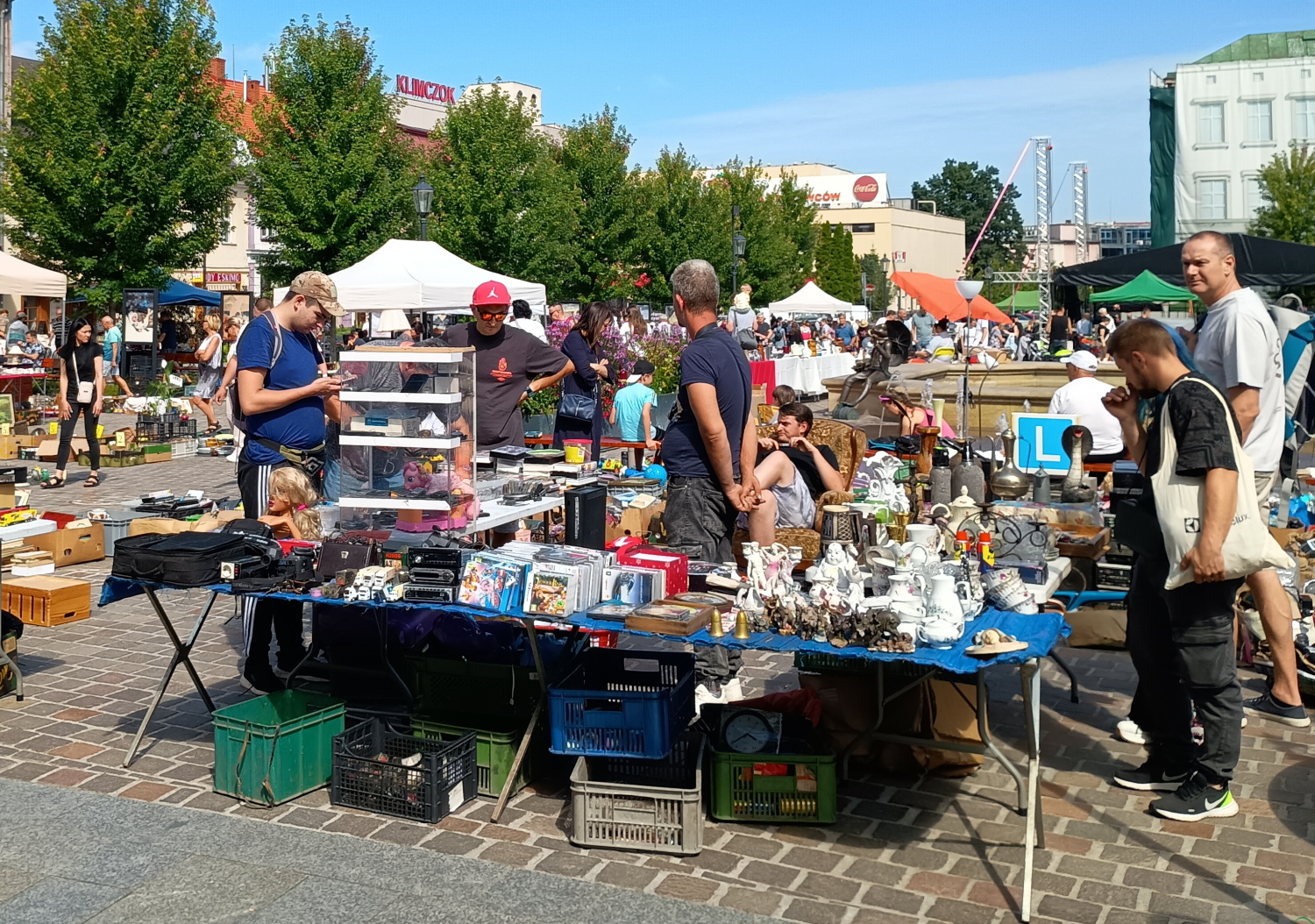 Stare meble, obrazy, monety, szkło… W sobotę Giełda Staroci