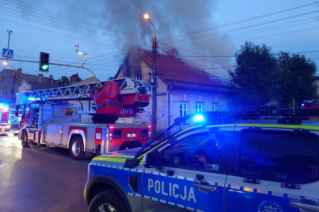 Z ostatniej chwili: Płonie strych budynku. Odcinek ul. Konopnickiej zablokowany