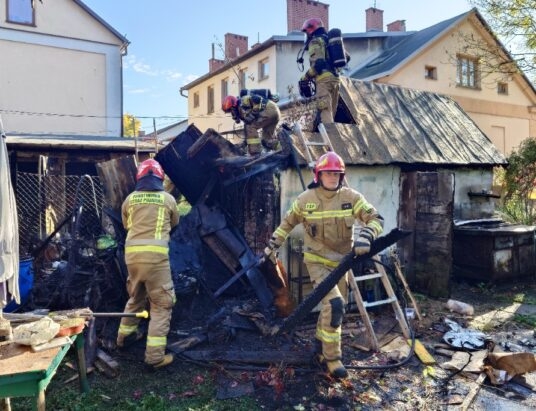 Z ostatniej chwili: Zgłoszono pożar kontenerów na śmieci. Zapalił się budynek gospodarczy